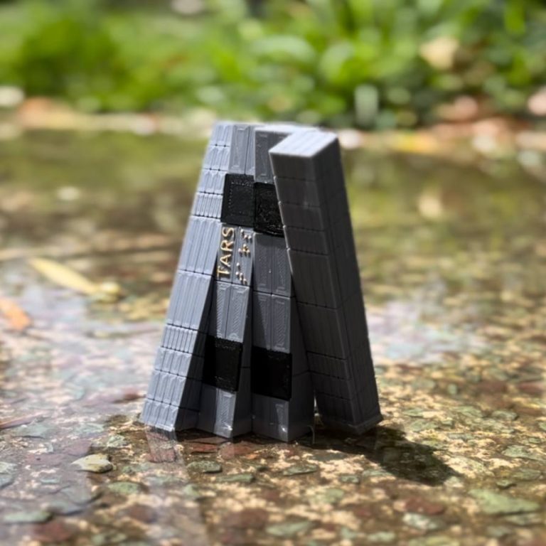 ماکت تارس از فیلم اینتراستلار Tars