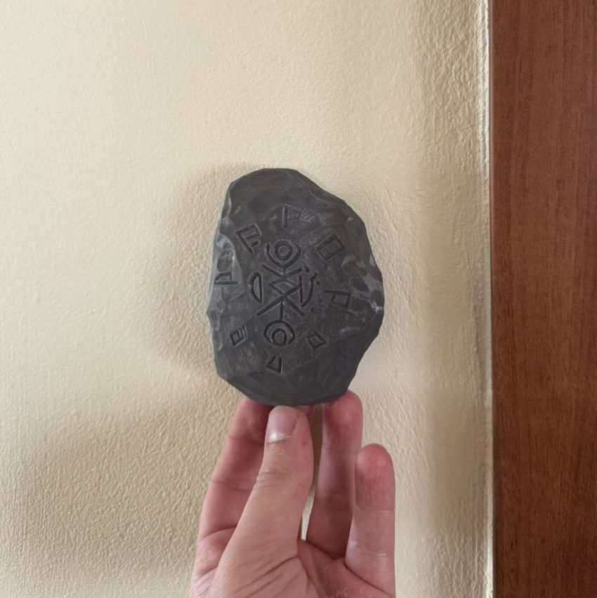 ماکت سنگ طلسم از سریال From - تصویر 2